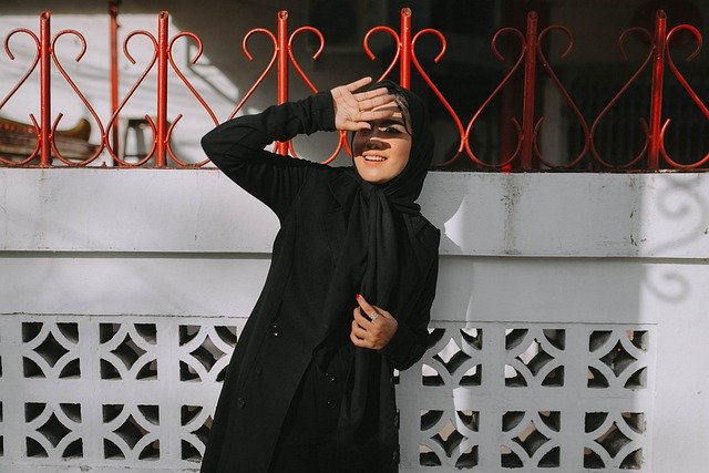 5 Tips Merawat Rambut Berhijab Tanpa Ke Salon
