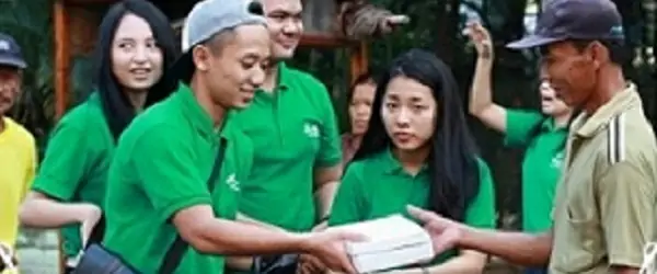 Brand Ambassador dan Sahabat Larissa Berbagi Berkah Ramadhan