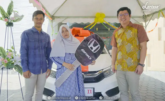 Larissa Berikan 1 Unit Mobil Kepada Pemenang Undian Kilau Larissa