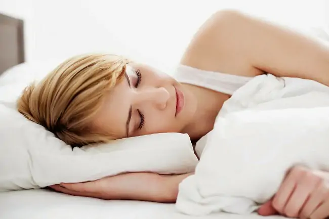 Langkah Mudah Perawatan Kulit Sebelum Tidur ala Wanita Karir