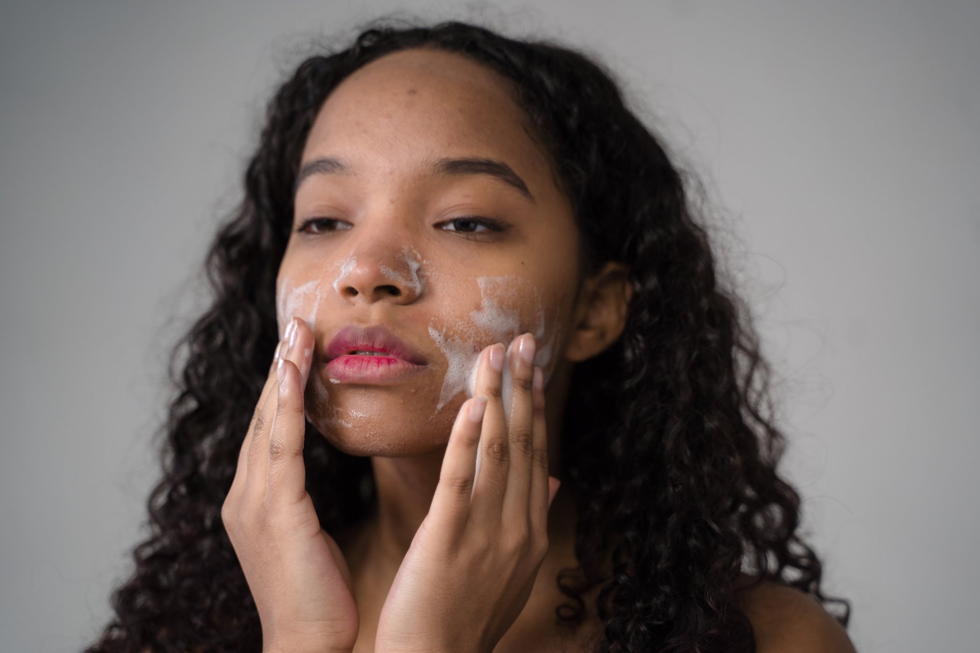 3 Kesalahan Sepele Saat Mencuci Muka dengan Facial Wash