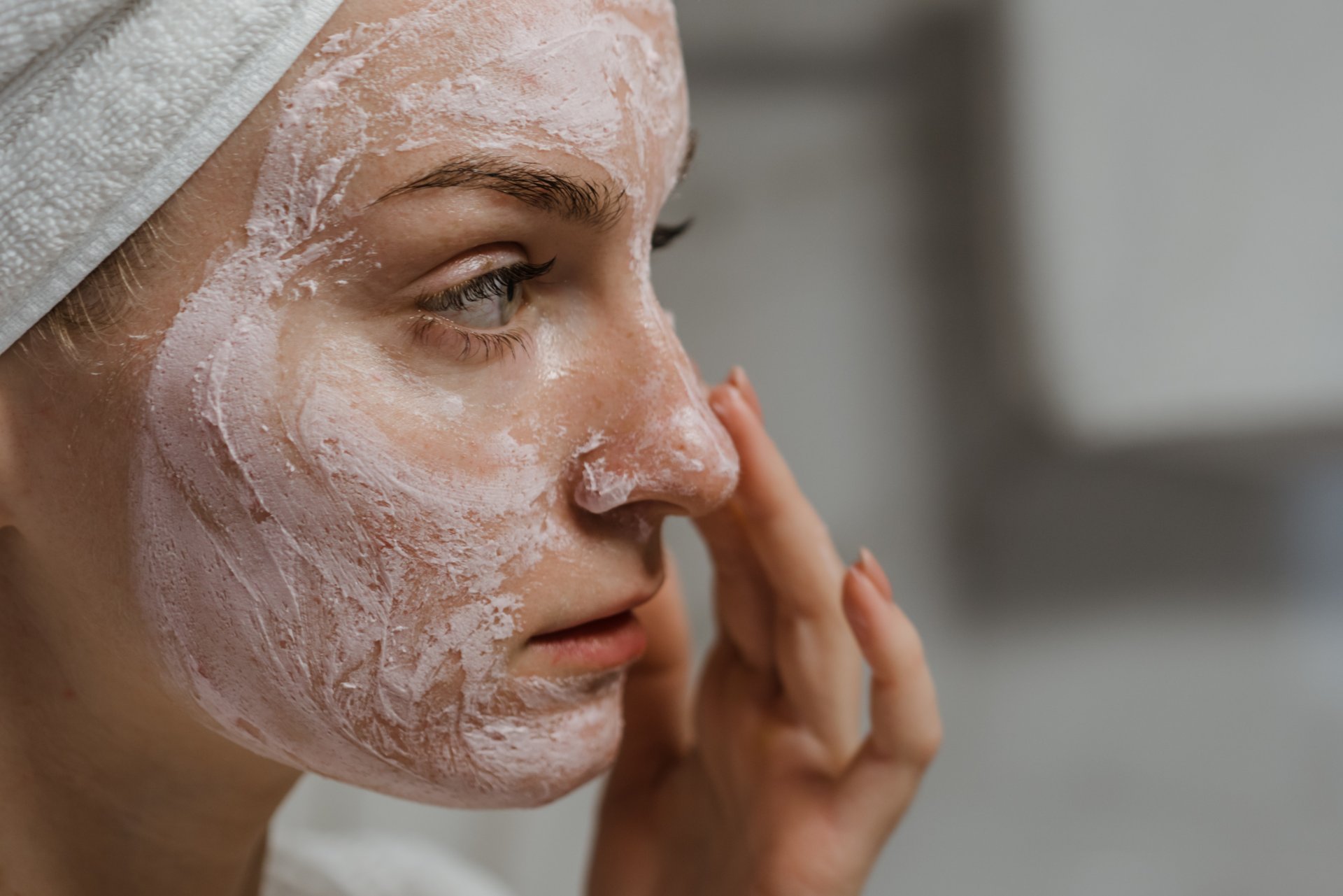 3 Alasan Kamu Nggak Boleh Pakai Masker Wajah Terlalu Lama