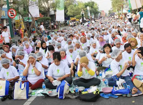 Larissa Meraih Rekor MURI Peeling Alami Massal 2014