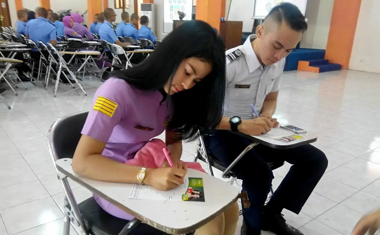 Larissa Goes To Campus di Sekolah Tinggi Teknologi Kedirgantaraan Yogyakarta